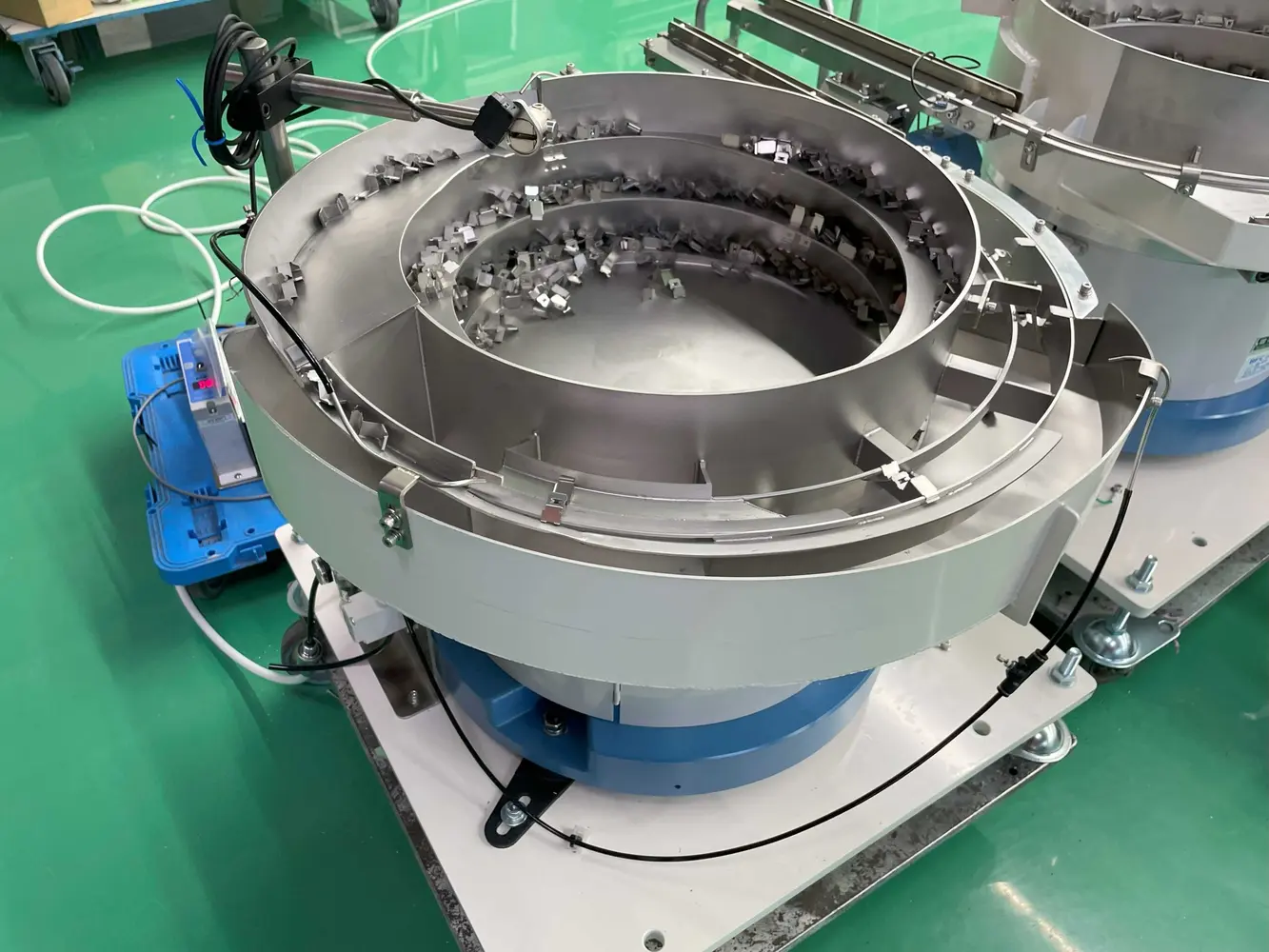 Rotary parts feeder used for a representative component handling trial